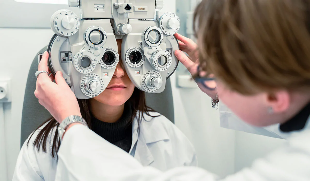 Étudiante réalisant un test de vision avec un phoroptère à l’Institut Supérieur d’Optique