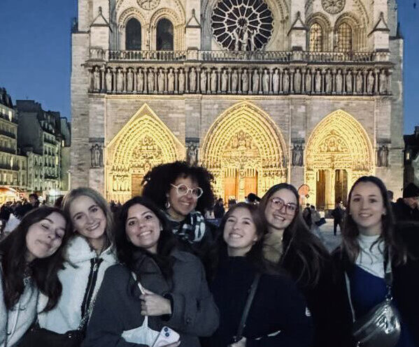 Les ISO influenceuses de Paris, Rennes, Toulouse et Lille devant Notre-Dame à Paris