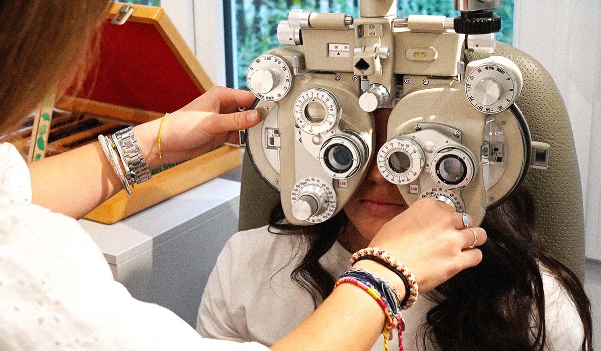 Étudiante réalisant un test de réfraction à l’Institut Supérieur d’Optique