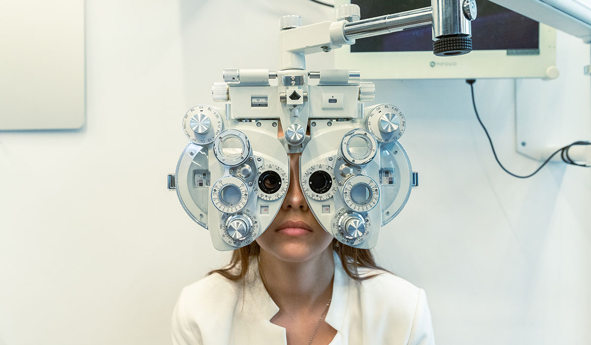 Étudiante réalisant un test de réfraction à l’Institut Supérieur d’Optique