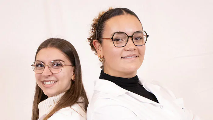 Étudiantes en blouse blanche de l’Institut Supérieur d’Optique
